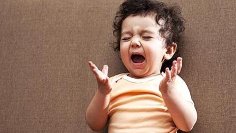 Ο γιος μου είναι 18 μηνών και ξεσπάει πάνω μου όλα του τα νεύρα. Τι να κάνω;