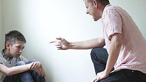 Ο σύζυγός μου είναι αυστηρός και μαλώνει συνέχεια με τον γιο μας. Φοβάμαι για το πώς θα εξελιχθούν τα πράγματα.