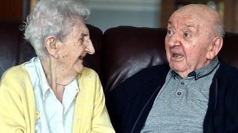 Μαμά ετών… 98 μετακομίζει στο γηροκομείο για να φροντίζει τον 80χρονο γιο της!