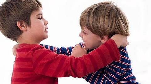 Ο γιος μου χτυπάει τα άλλα παιδιά, είναι αντιδραστικός κι αρνητικός. Μπορεί να τον διώξουν απ’ τον παιδικό σταθμό;