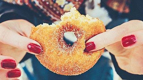 10 ερωτήσεις που θα σας πουν αν είστε εθισμένοι στο φαγητό