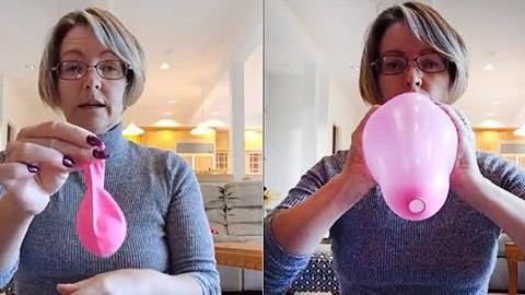 Τι συμβαίνει στο σώμα μας κατά τον τοκετό: Μια αναπαράσταση με ένα μπαλόνι κι ένα μπαλάκι του πινγκ-πονγκ