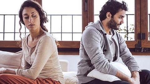 Τα 4 σημάδια που δείχνουν ότι φέρεστε στον άντρα σας σαν να είστε μαμά του