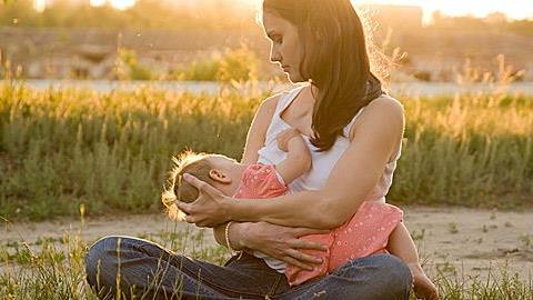 Θηλασμός σε δημόσιο χώρο χωρίς αμηχανία