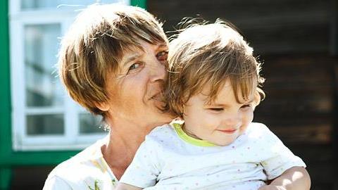 Πώς οι παππούδες σαμποτάρουν το έργο των γονιών