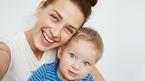 «Πώς είναι να γίνεσαι μαμά πριν τα 25»