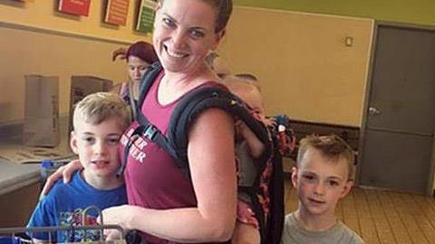 «Γιατί μια ξένη με φωτογράφισε με τα παιδιά μου στο σούπερ μάρκετ»