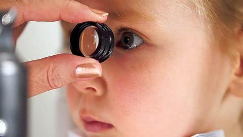 7 σημάδια που δείχνουν ότι πρέπει να πάτε το παιδί στον οφθαλμίατρο