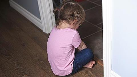 Χτύπησα ελαφρά την εγγονή μου και τώρα έχει απομακρυνθεί. Πώς να επανορθώσω;