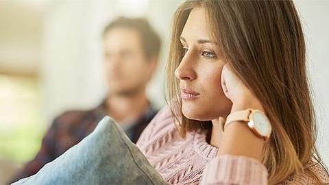 Ο άντρας μου δουλεύει πολύ, δεν έχει χρόνο για μας και ακούει πάντα τη μητέρα του. Το διαζύγιο είναι μονόδρομος;