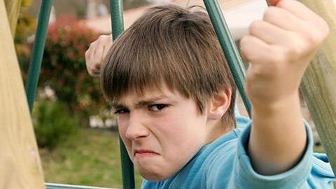 Ο 6,5 χρονών γιος μου έχει πολλά νεύρα και είναι επιθετικός. Δεν ξέρω τι να κάνω.