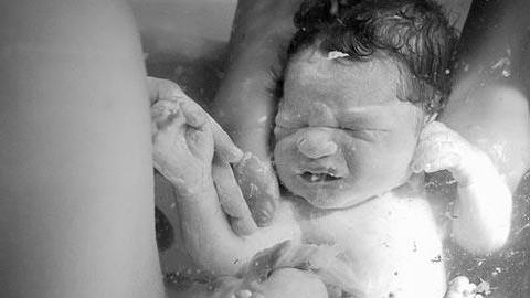 Η απίστευτη φωτογραφία τοκετού που «κατέβασε» το Facebook