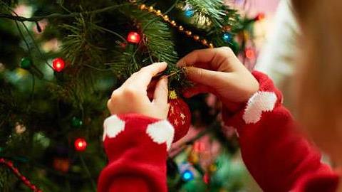 Οι ψυχαναλυτές έχουν κάτι να πουν σε όσους στολίζουν από νωρίς για τα Χριστούγεννα...