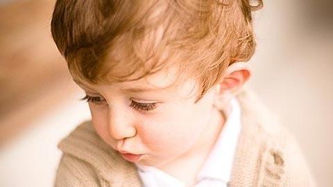 Ο 2 ετών γιος μου δεν μιλάει. Οι γύρω μου με έχουν τρομάξει. Πώς να τον βοηθήσω;