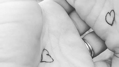 Το «κουμπί της αγκαλιάς»: Το κόλπο αυτής της μαμάς για να μη νιώθει μόνο του το παιδί της