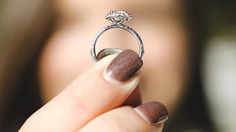 Ο σύντροφός μου δεν θέλει να παντρευτούμε ενώ εγώ τον σκέφτομαι σοβαρά. Θέλουμε διαφορετικά πράγματα;