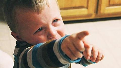 Ενώ δεν έχουμε χτυπήσει ποτέ το 1,5 έτους παιδί μας ούτε υπάρχει βία στο σπίτι, εκείνο είναι επιθετικό. Γιατί;