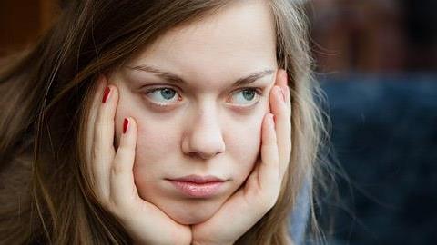 4 λόγοι που κάνουν τους εφήβους να απομακρύνονται απ’ τους γονείς τους