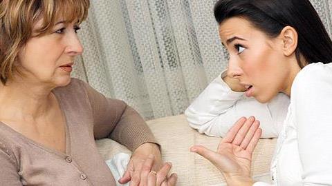 Μπροστά στον σύζυγό μου η πεθερά μου μου φέρεται πολύ καλά. Όταν είμαστε οι δυο μας, όμως, αλλάζει συμπεριφορά. Τι να κάνω;