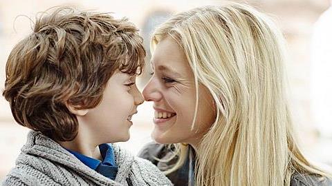 Λιγότερο παρεμβατικοί γονείς: Τι κερδίζουν τα παιδιά από αυτόν τον τρόπο διαπαιδαγώγησης