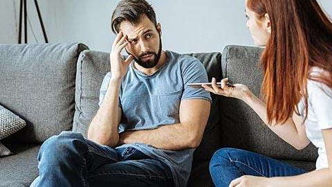 Ο σύντροφός μου βάζει τους φίλους του πάνω από μένα. Είναι αιτία χωρισμού;