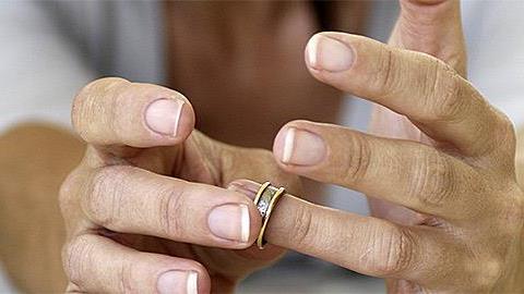 Δεν είμαι ευτυχισμένη στον γάμο μου, όμως δεν θέλω να χωρίσω λόγω του παιδιού. Είναι λάθος η απόφασή μου;