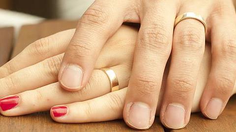 «Τα 5 στάδια που πέρασε η σχέση με τον άντρα μου»