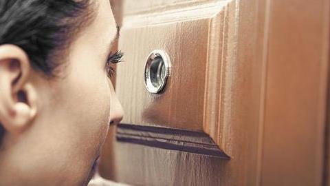 «Ναι, είμαι σπίτι αλλά δεν πρόκειται να σας ανοίξω την πόρτα»