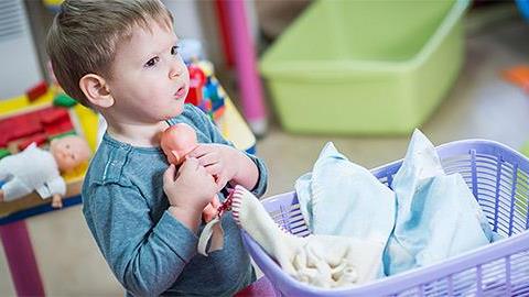 Ο 3,5 ετών γιος μου εκδηλώνει έντονο ενδιαφέρον για κοριτσίστικα πράγματα και ταυτόχρονα, είναι τρομερά ανυπάκουος. Τι να κάνω; 