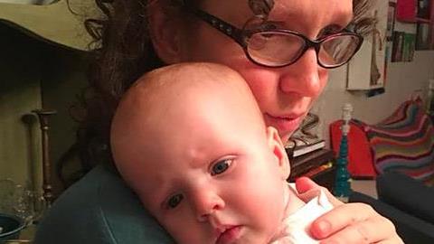 «Γιατί παίρνω πάντα αγκαλιά το μωρό μου όταν κλαίει»