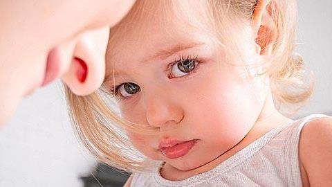 Η 3 ετών κόρη μου είναι κολλημένη πάνω μου. Πώς να το χειριστώ;