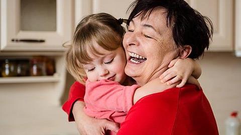 Υπάρχει ακόμα ένας σημαντικός λόγος για να περνούν τα παιδιά σας περισσότερο χρόνο με τους παππούδες