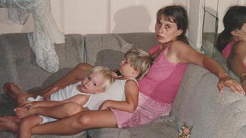 Το καθηλωτικό μήνυμα μιας μαμάς που απέδρασε από τον εφιάλτη της ενδοοικογενειακής βίας