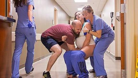 Απίστευτες εικόνες από τη γέννηση ενός... πολύ βιαστικού μωρού!