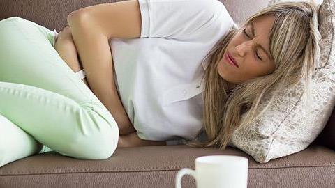 Πώς αντιμετωπίζουν τους πόνους περιόδου 4 γυναίκες που υποφέρουν κάθε μήνα