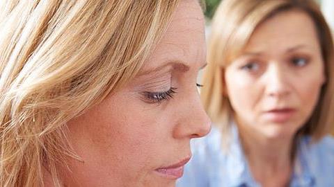 Είπα σε μια γνωστή μου μαμά ότι μιλάει πολύ άσχημα στο παιδί της και παρεξηγήθηκε. Πρέπει να απευθυνθώ και στη νηπιαγωγό του ή όχι;