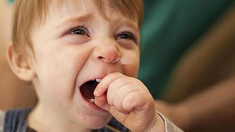 Γιατί το παιδί μου κλαίει κάθε φορά που κάποιος συγγενής μας φεύγει από το σπίτι;