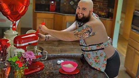 Ο συγκινητικός λόγος που αυτός ο άντρας πόζαρε στην πιο αστεία φωτογράφηση για τον Άγιο Βαλεντίνο