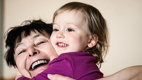 Πώς εξηγείται το ότι ο 9 μηνών γιος μου έχει τρομερή αδυναμία στην πεθερά μου;