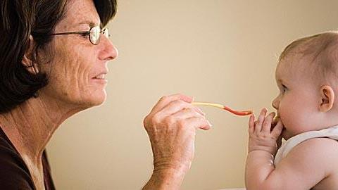 «Αγαπητές μαμάδες, οι γιαγιάδες δεν είναι νταντάδες»