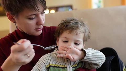 Ο 3 ετών γιος μου δεν τρώει τίποτα εκτός από γάλα. Αγχώνομαι πολύ.