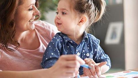 «Θετική ανατροφή»: 5 αρχές για να μεγαλώσετε ευτυχισμένα παιδιά