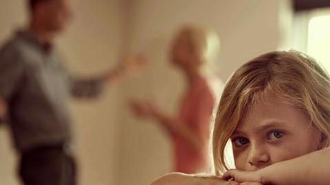 Όταν μαλώνω τα παιδιά, ο άντρας μου παίρνει το μέρος τους και με μειώνει μπροστά τους. Πώς να χειριστώ αυτή την κατάσταση;