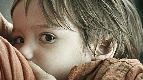 Ο γιος μου είναι 3,5 ετών και παρά τις προσπάθειές μου, δεν θέλει να αποθηλάσει. Τι άλλο να κάνω;