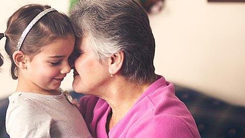 Διαφωνώ με τον τρόπο που τα πεθερικά μου συμπεριφέρονται στα παιδιά μου αλλά όσο κι αν τους το εξηγώ, δεν καταλαβαίνουν. Τι άλλο να κάνω;