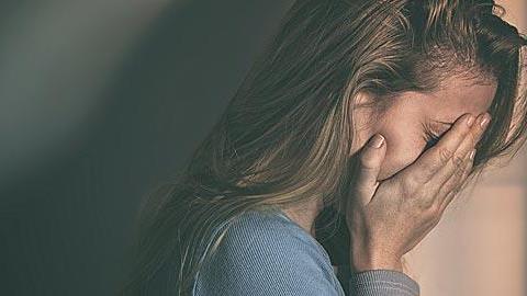 Ο άντρας μου γίνεται κάποιες φορές βίαιος προς εμένα και το ίδιο και ο γιος μας. Πώς ν’ αντιμετωπίσω αυτή την κατάσταση;