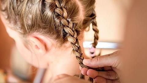 Πώς να κάνετε γαλλική πλεξούδα στην κόρη σας χωρίς να την πονέσετε