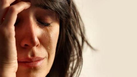 Μια ψυχολόγος αποκαλύπτει τη μία αλήθεια που δεν λέει ποτέ κανείς για όσους πενθούν...