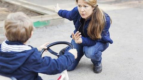 Επιτρέπεται ή όχι να παρεμβαίνουμε όταν η συμπεριφορά ενός ξένου παιδιού ξεπερνά τα όρια;