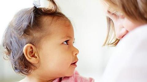 Η 25 μηνών κόρη μου δεν μιλάει καθόλου. Να ανησυχήσω;